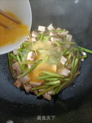 金包银（蒜苔豆腐鸡蛋新吃法）的做法步骤：11