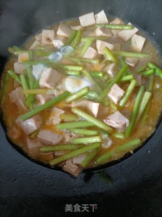 金包银（蒜苔豆腐鸡蛋新吃法）的做法步骤：12