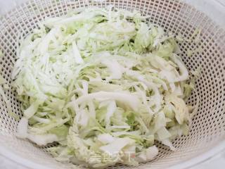 鸡丝圆白菜的做法步骤：1