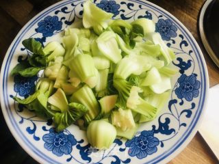 蚝油香菇炒油菜的做法步骤：1