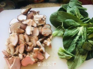 蚝油香菇炒油菜的做法步骤：2