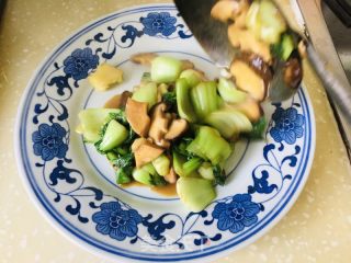 蚝油香菇炒油菜的做法步骤：11