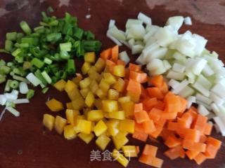 三丁炒米饭的做法步骤：1