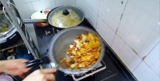 土豆片溜肥肠的做法步骤：4