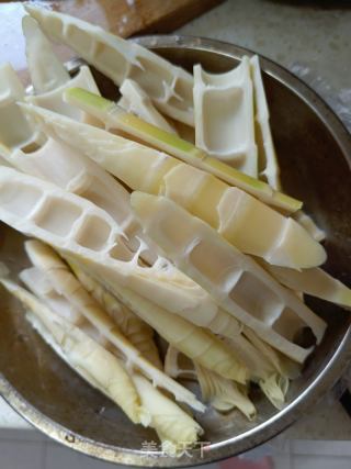 笋子烧牛肉的做法步骤：2
