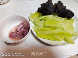 木耳肉片炒莴笋的做法步骤：1