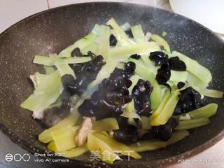 木耳肉片炒莴笋的做法步骤：3