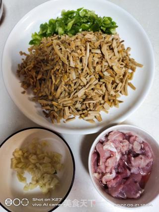 黄花菜炒肉片的做法步骤：1