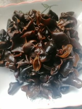 木耳胡萝卜炒黄瓜的做法步骤：2