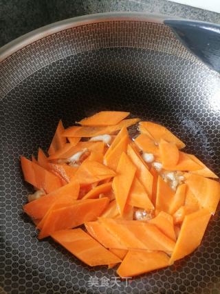 木耳胡萝卜炒黄瓜的做法步骤：4