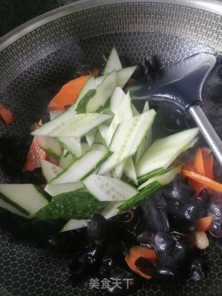 木耳胡萝卜炒黄瓜的做法步骤：6
