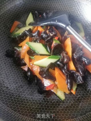 木耳胡萝卜炒黄瓜的做法步骤：8