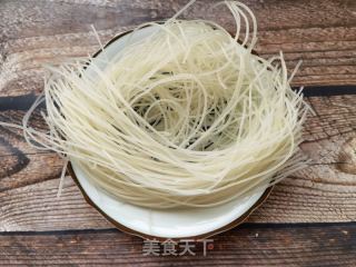 龙虾尾麻辣米线的做法步骤：3