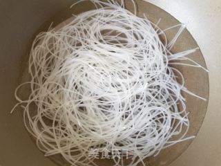 龙虾尾麻辣米线的做法步骤：4