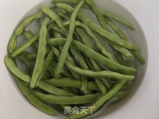 肉丝炒豆角的做法步骤：1