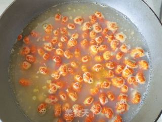 火鸡蒜蓉辣酱炒龙虾尾的做法步骤：2