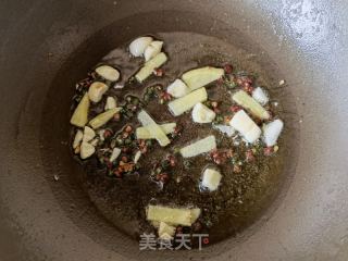 火鸡蒜蓉辣酱炒龙虾尾的做法步骤：3