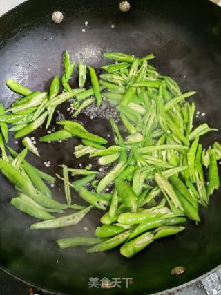 青椒丝炒鸡蛋的做法步骤：2