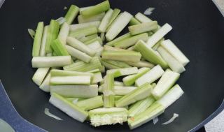 丝瓜豆腐煲的做法步骤：3