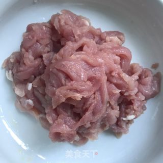 青椒炒里脊肉的做法步骤：1