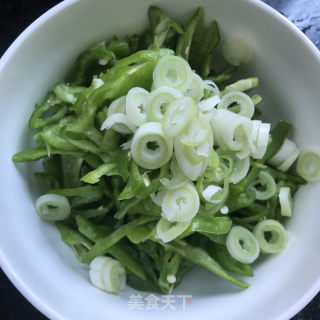 青椒炒里脊肉的做法步骤：2