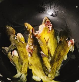 荷包蛋昂刺鱼汤的做法步骤：2