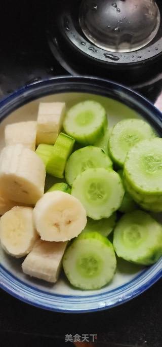 青瓜香蕉奶昔的做法步骤：1