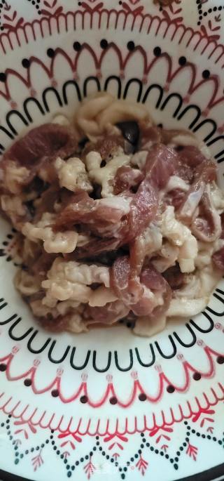 青红椒炒肉丝的做法步骤：2