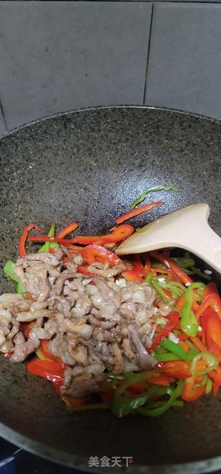 青红椒炒肉丝的做法步骤：8