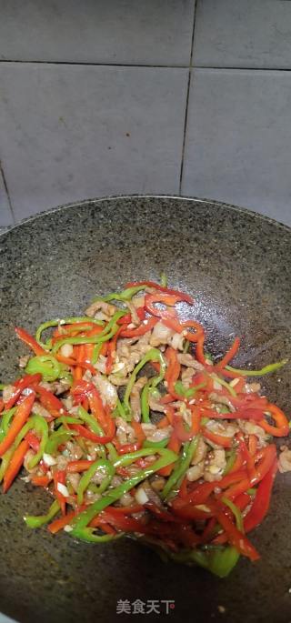 青红椒炒肉丝的做法步骤：9