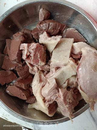 姜丝鹅肉的做法步骤：1