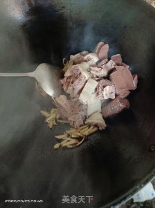 姜丝鹅肉的做法步骤：2