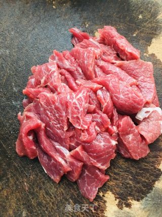 牛肉炒洋葱的做法步骤：1