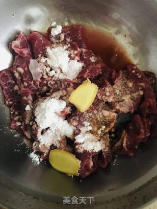 牛肉炒洋葱的做法步骤：2