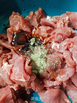双椒炒牛肉的做法步骤：1
