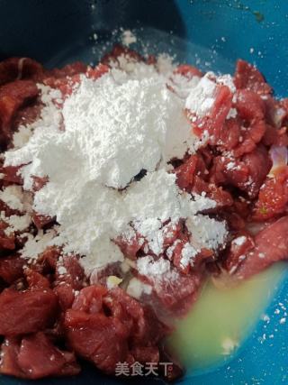 双椒炒牛肉的做法步骤：2