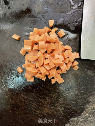 豆角炒火腿肠丁的做法步骤：1