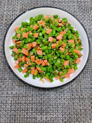 豆角炒火腿肠丁的做法步骤：10