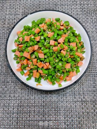 豆角炒火腿肠丁的做法步骤：11