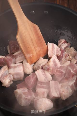 红烧肉糖色怎么熬，炒糖色加热水还是冷水的做法步骤：1