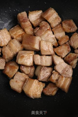 红烧肉糖色怎么熬，炒糖色加热水还是冷水的做法步骤：2