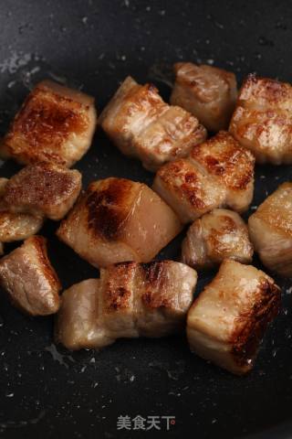 红烧肉糖色怎么熬，炒糖色加热水还是冷水的做法步骤：3