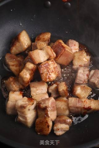 红烧肉糖色怎么熬，炒糖色加热水还是冷水的做法步骤：4