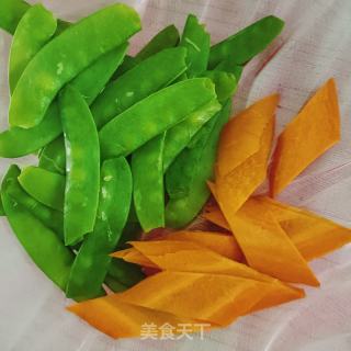 荷兰豆炒腊肉的做法步骤：1
