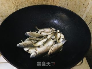 野生小鲫鱼汤的做法步骤：2
