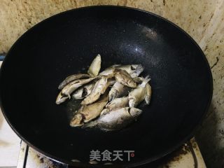 野生小鲫鱼汤的做法步骤：3