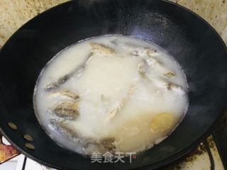 野生小鲫鱼汤的做法步骤：6