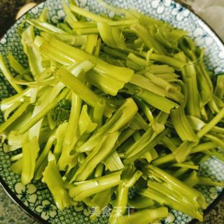 爆炒空心菜梗的做法步骤：1
