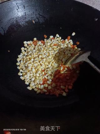 胡萝卜炒玉米的做法步骤：2