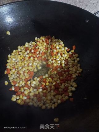胡萝卜炒玉米的做法步骤：5